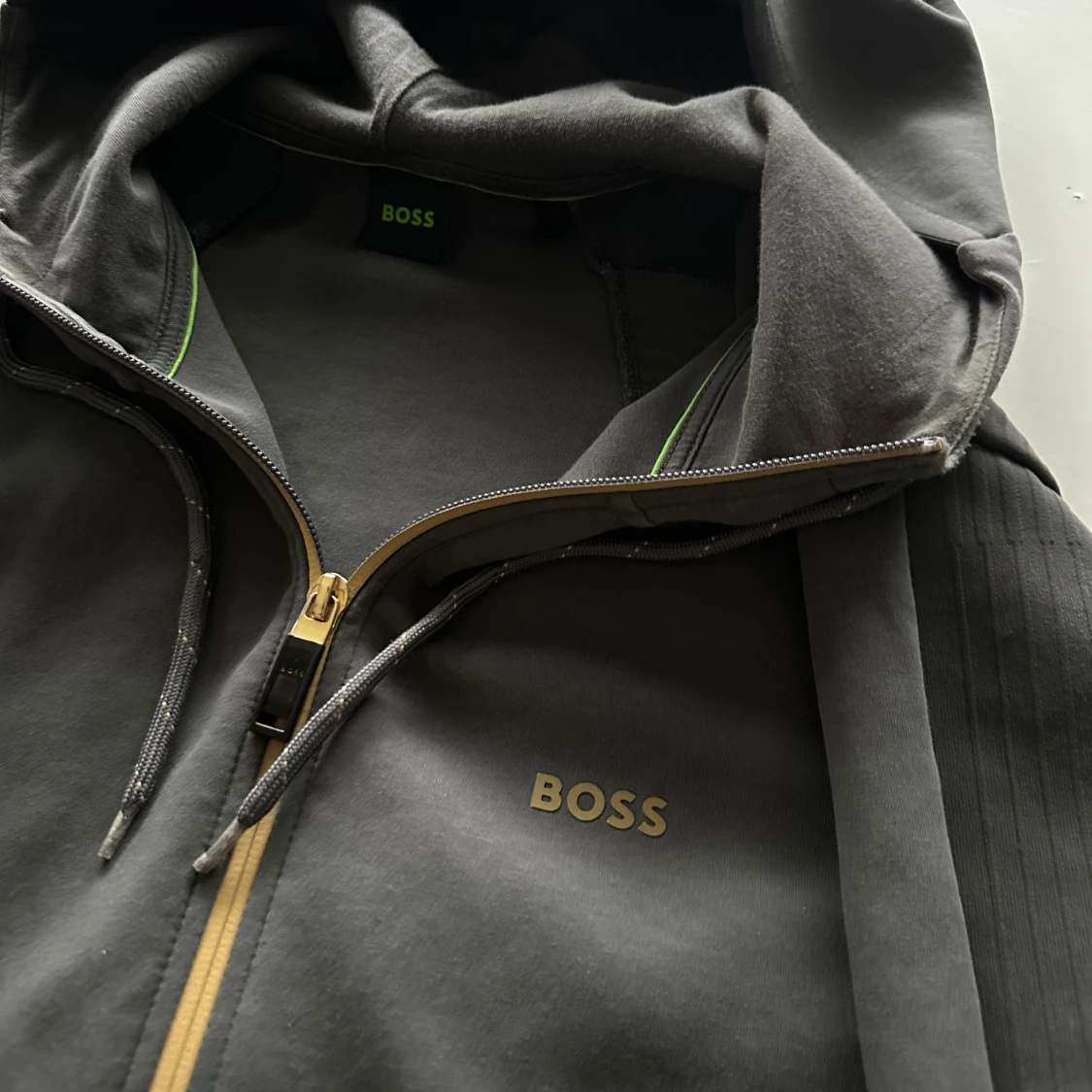 Mörkgrå hoodie från BOSS med gulddragkedja - 2