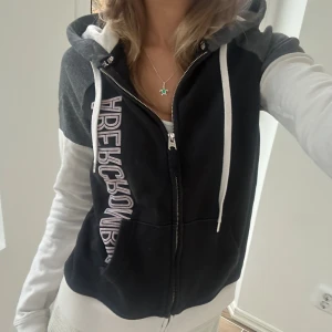 Abercrombie & fitch zip - En zip från Abercrombie & fitch i storlek XS. Jag fraktar inom 24h. Se liknande zip i min profil!