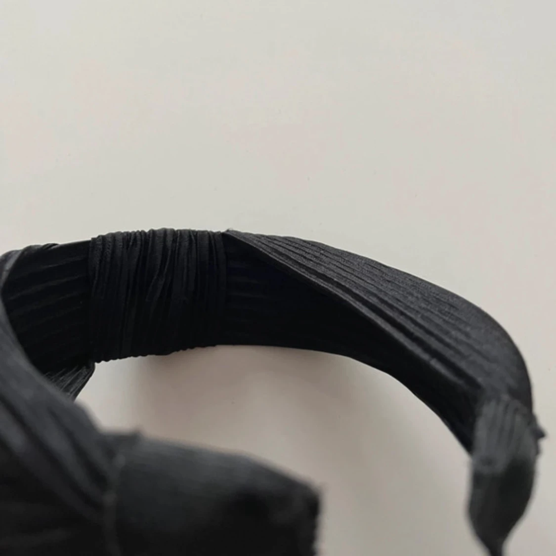 Svart ribbat diadem med knut - 1