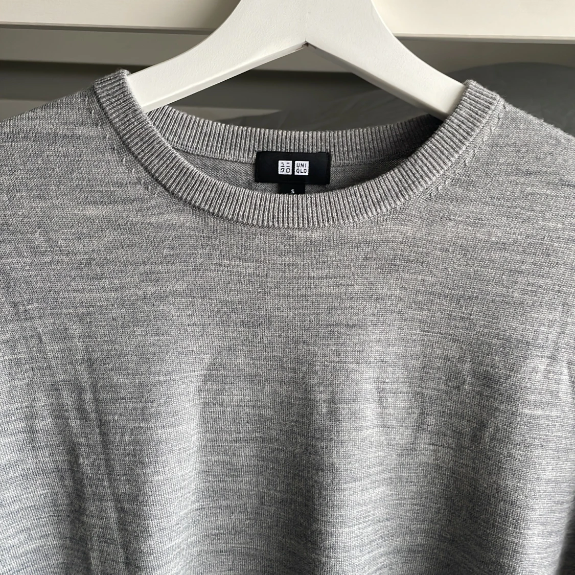 Grå stickad tröja från Uniqlo - 1