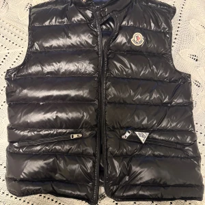 Moncler gui väst  - Moncler gui nyskick