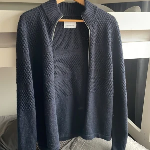 Tvär snygg stickad cardigan - En extremt snygg och skön cardigan från samsoe. Helt perfekt för kallare väder. Skick 8/10 endast använd fåtal gånger. PRIS KAN DISKUTERAS!