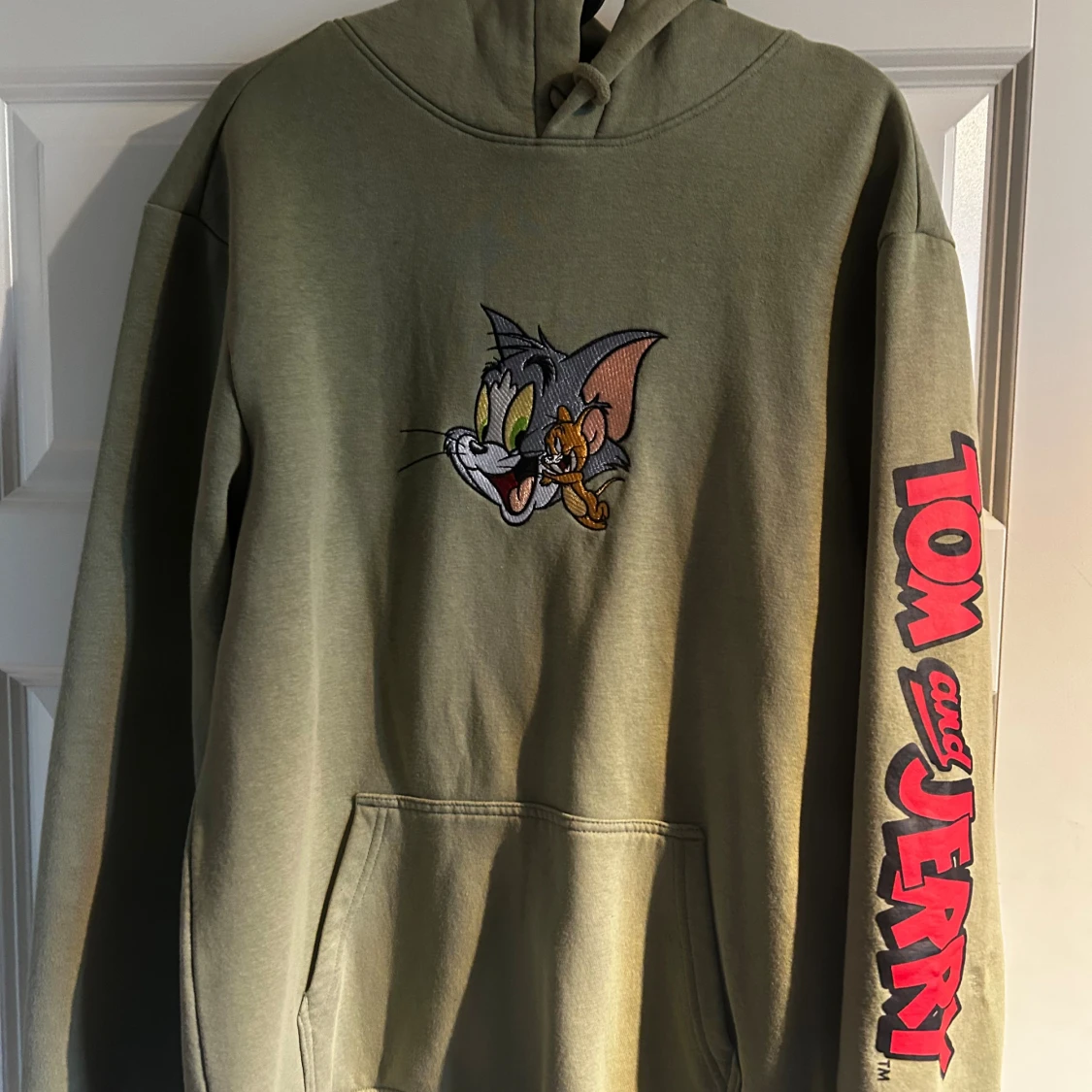 Tom & Jerry hoodie i olivgrönt