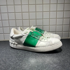 Valentino Open skor - Tja, just nu så säger jag mina väldigt Snygga Valentino Open sneakers i vitt och grönt. skorna precis blivit inlämnade hos skomakare på målning samt Sul blekning vilket gör att de är mycket fint skick. endast en dustbag tillkommer och jag kan bevisa att skorna är äkta. Jag tar gärna emot byten om du bor i Stockholm. Priset bör så klart att diskutera och om du har några ytterligare frågor är det bara att höra av dig. Med vänliga hälsningar Oscar