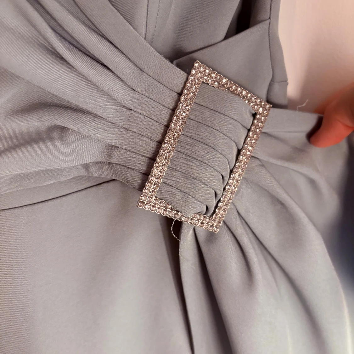 Ljusgrön oneshoulder klänning Lavish Alice - 2