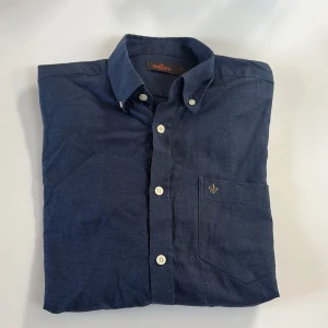 Mörkblå skjorta från Morris - Mörkblå skjorta från Morris med klassisk krage och vita knappar. Skjortan har en bröstficka 