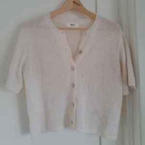 Creamvit stickad kofta Gina Tricot - Jättebra skick, använd fåtal gånger! Kommer inte till användning🤍🤍