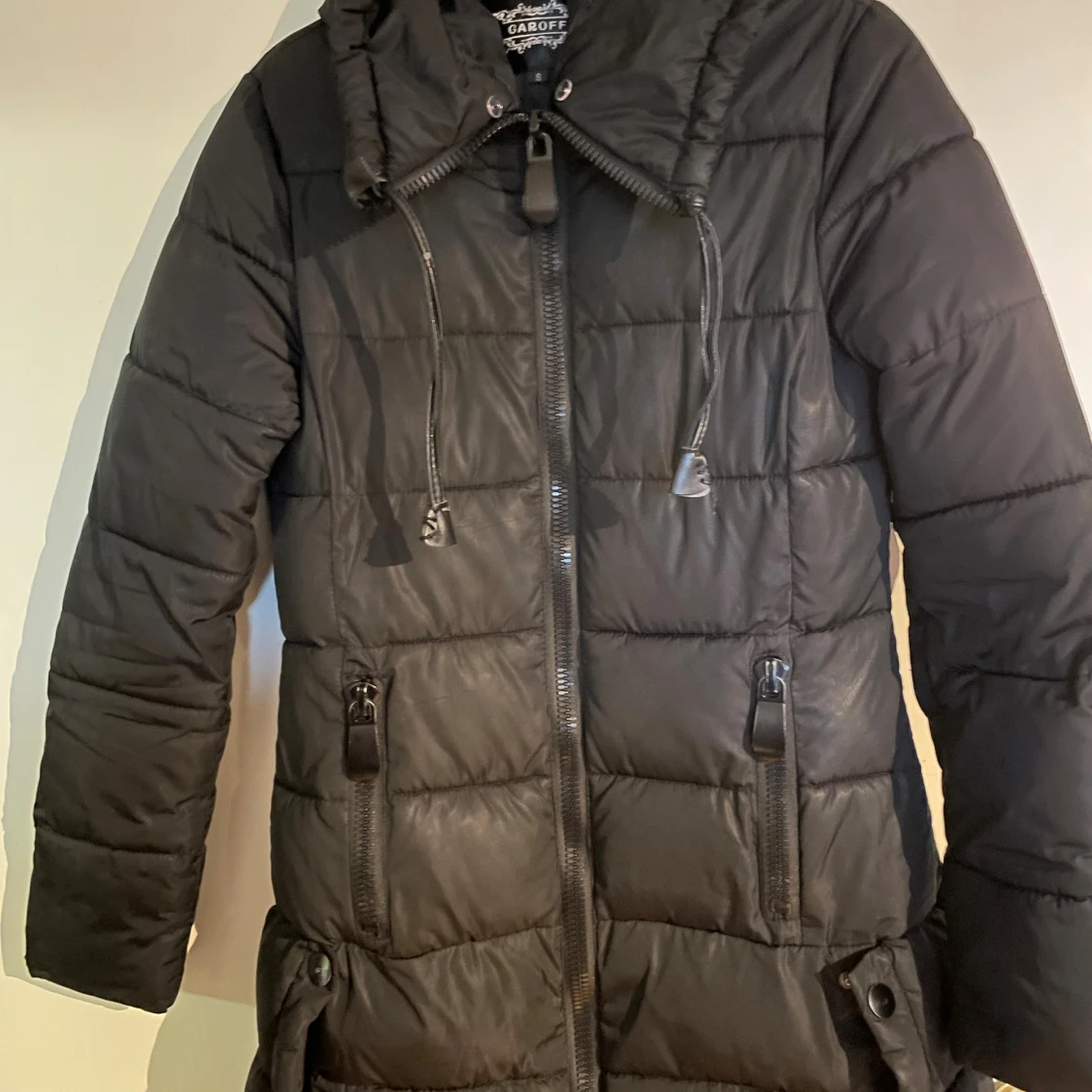 Svart lång pufferjacka från Garoff