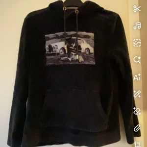 Limitato hoodie - Limitato hoodie, riktigt fin o fint skick. Passar folk mellan 165-180 typ. Den är välvårdad och inga skador. Hör av er för mer info och bilder. Priset är inte hugget i sten