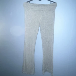 Gråa yoga pants från 157 - Gråa yoga pants från 157 med bred resår i midjan och raka, lite utsvängda ben. Byxorna är gjorda i mjukt bomullsmaterial och passar perfekt för chill dagar. Enkla och stilrena, lätta att matcha med det mesta.