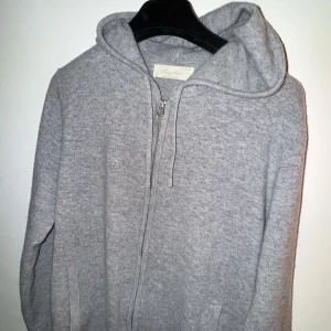 Grå kashmir hoodie  - Grå kashmir/merinoull hoodie från märket sayless. skick 10/10 använd fåtal gånger pris 399kr, går att diskutera. 