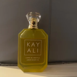 Kayali Lemon Sugar Parfym - Fräsch och energisk parfym med noter av citron, socker, freesia, hallon, vanilj och mysk. Perfekt för dig som vill sticka ut med en modern och ungdomlig doft.