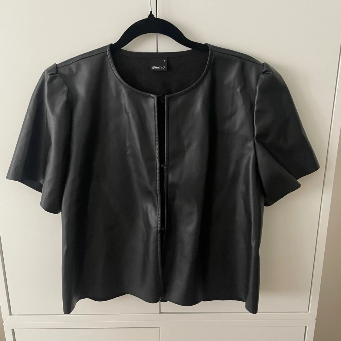 Svart skinntopp Gina Tricot