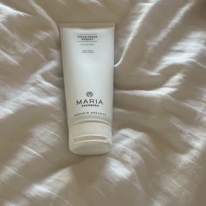 Maria Åkerberg Cream Scrub Energy - Cream Scrub Energy från Maria Åkerberg är en vit tub med mjuk cremeformula som innehåller eteriska oljor av rosmarin, lavendel och citrongräs. Den har små korn av jojobaolja och aprikoskärnor som exfolierar huden och ger en fräsch citrusdoft.