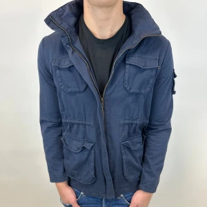 Field jacka - Hej, säljer nu denna riktigt snygga field jackan i storlek S som är perfekt nu till hösten/vintern! Skicket är 9/10 Vid minsta lilla fundering så är det bara att höra av sig 