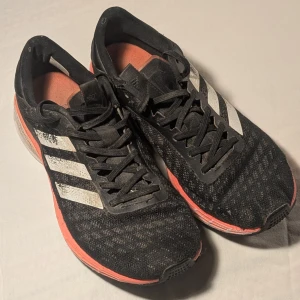 Adidas löparskor svart/vit/röd - Säljer snygga Adidas skor för män, kvinnor och allt däremellan. Skorna är tydligt använda och kan behöva byta skosula men annars så är dem i ett bra skick och kommer gå att använda ett bra tag