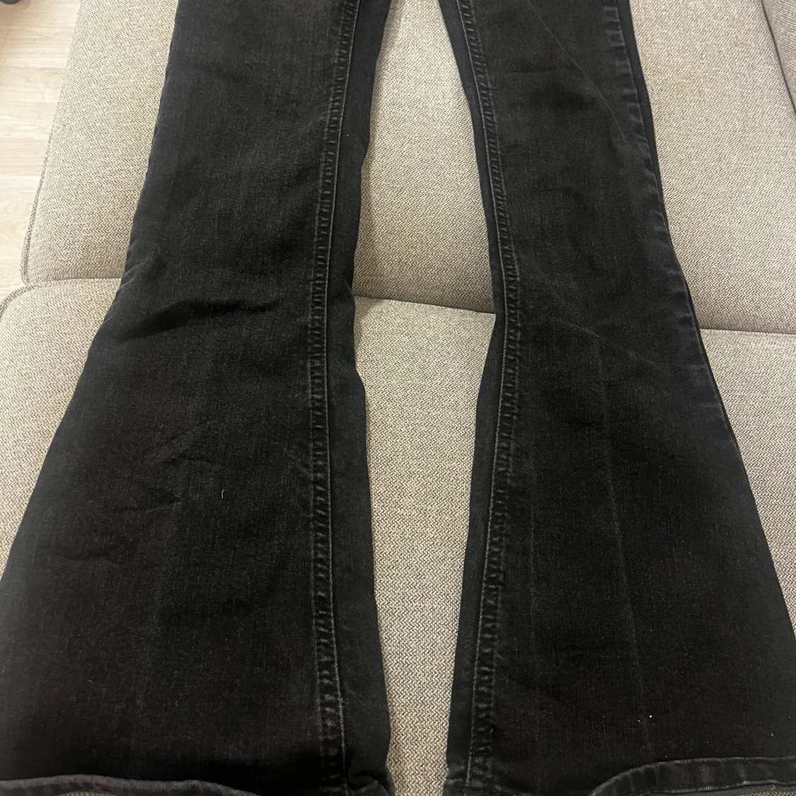 Bootcut svarta jeans från Gina Tricot - 3