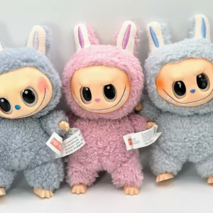 Tre gulliga Lafufu The Monsters nyckelringar - 3st gulliga Exciting Macaron Lafufu’s The Monsters mjukisar med band och nyckelring Alla tre har vridbart huvud, händer och fötter & dom är som nya i jättefint skick Dom kommer i sina orginal kartonger & foliepåse  (Dom är dock öppnade) Höjd ca 17cm