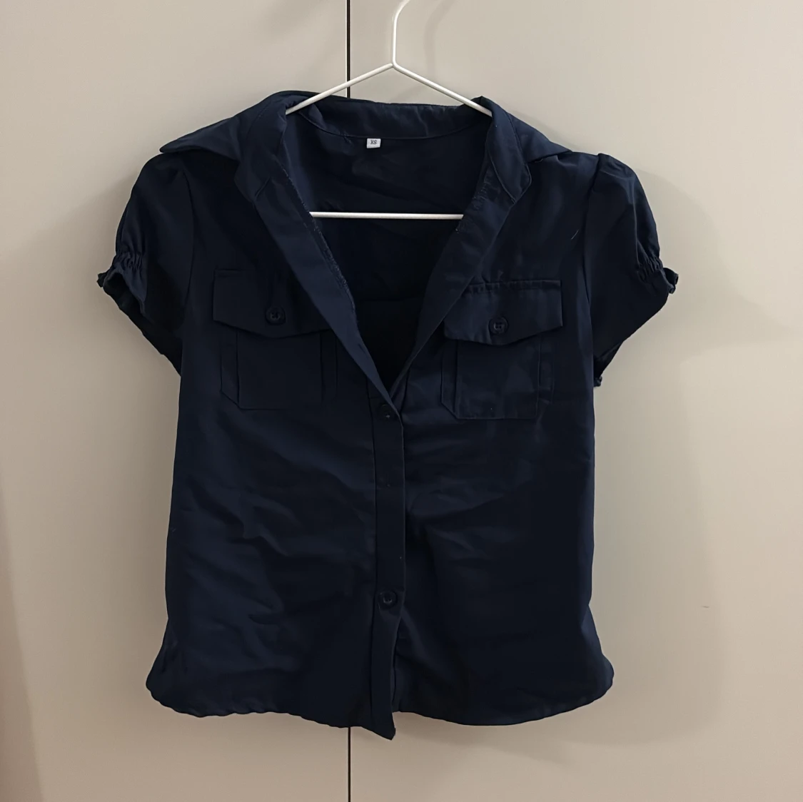 Mörkblå kortärmad skjorta
