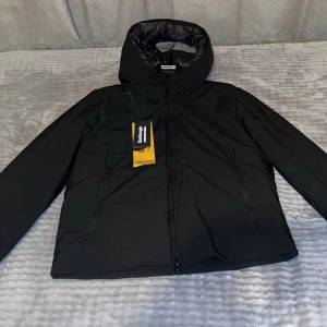 Bomboogie Dunjacka - Asfet och stilren vinterjacka från Bomboogie. Vattentät och varm inför vintern. Jättefint skick, alla tags medföljer. Nypris 3600, mitt pris 2199 🤝