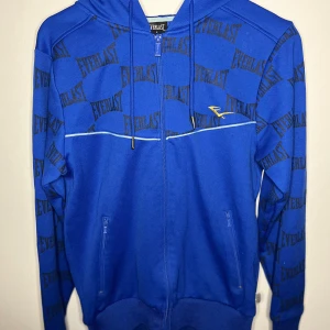 Everlast hoodie med dragkedja blå - Blå Everlast hoodie med dragkedja i bra skick, pm vid intresse.