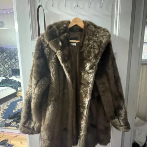 Brun pälsjacka  - Har alldeles för många jackor💕😅 Den här är så gosig och snygg perfect för kallare dagar!” 