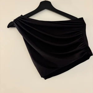 Svart oneshoulder topp - Helt oanvänd topp 