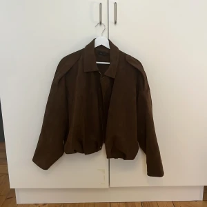 Brun mockajacka från ZARA  - Säljer denna populära Zara jacka i medium, använd 2 ggr 