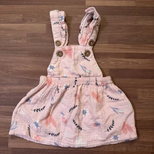 Rosa hängelkjol  - Supersöt rosa hängselkjol från Lupilu i mjukt material, storlek 62 (2-4mån). Endast använt en gång och är i nyskick.