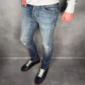 Jack & Jones Slimfit/Glenn Brand New - - Jack & Jones Slimfit/Glenn Brand New — Storlek 28/30 — 10/10 - helt nya med tags — Inkluderat - Jeans & Tags — Retail 2000kr — Modellen är 180cm, 65kg