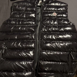 Moncler väst s\m - Säljer en moncler väst som inte använts så mycket faktist 4-5 gånger det står L på storlekn men passar s\m