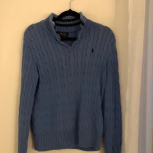 Blå stickad tröja Polo Ralph Lauren - Blå Ralph lauren kabel tröja. Storlek 10-12. Jätte bra skick . Pris kan diskuteras 