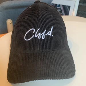 Classified keps - Keps från Classified.se, tror att den här kepsen inte säljs längre så den är rätt så sällsynt. Använt skick men snygg. Pruta om du vill