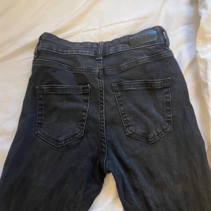 Svarta bootcut jeans från ONLY - Snygga svarta jeans från ONLY som är bootcut. Jeansen är mid waist och är tillverkade i mjukt material som sitter skönt. Bra i skick⭐️