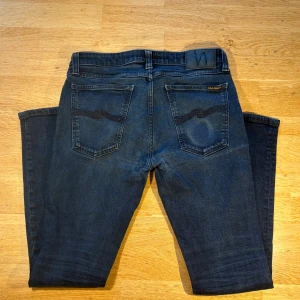 Nudie jeans - Riktigt snygga jeans från nudie. Modellen heter skinny lean. Perfekt för en stilren look.😁 hör av dig vid funderingar🫡