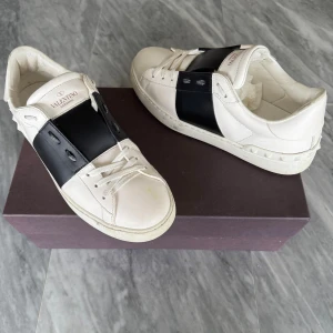 Valentino skor - Valentino Open skor - Använda fåtal gånger - Tillbehör: Valentino dustbag - Nypris: 6000kr - TrendWardrobe