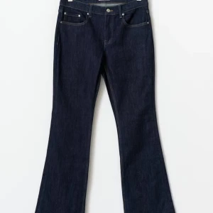 Gina Tall Jeans - Snygga mörkblå jeans från Gina Tricot med bootcut-modell, klassisk femficksdesign och i modellen Tall. Jeansen har en stilren look med raka ben som blir vidare nedtill och kontrastsömmar. Perfekta för dig som gillar en tidlös och trendig stil. Skriv för fler bilder! 87cm innerbenslängd.