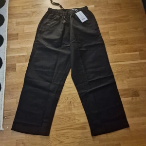 Gizmo linnebyxor svarta och beigea 200kr styck. - Säljer tre par linnebyxor från Gizmo, två par svarta och ett par beige. Byxorna har avslappnad passform, resår i midjan.. Perfekta för chill dagar eller när du vill ha en clean och enkel stil. Materialet är linne som andas och känns svalt. Stora i storleken . Säljes stycket 