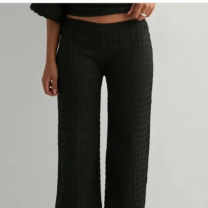 Nelly byxor  - Snygga byxor i kostymbyxor material, väldigt sköna! Väldigt sparsamt använda