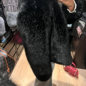 Svart fuskpäls från Dondup - Skitsnygg fuskpäls från dondup. Använd sparsamt och är inprincip i nyskick, jätte varm och skön till vintern och har även fickor som ej syns på bilden.❤️‍🔥