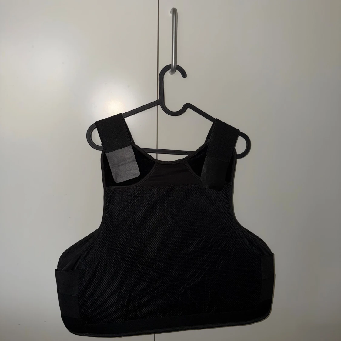 Svart väst med kardborre