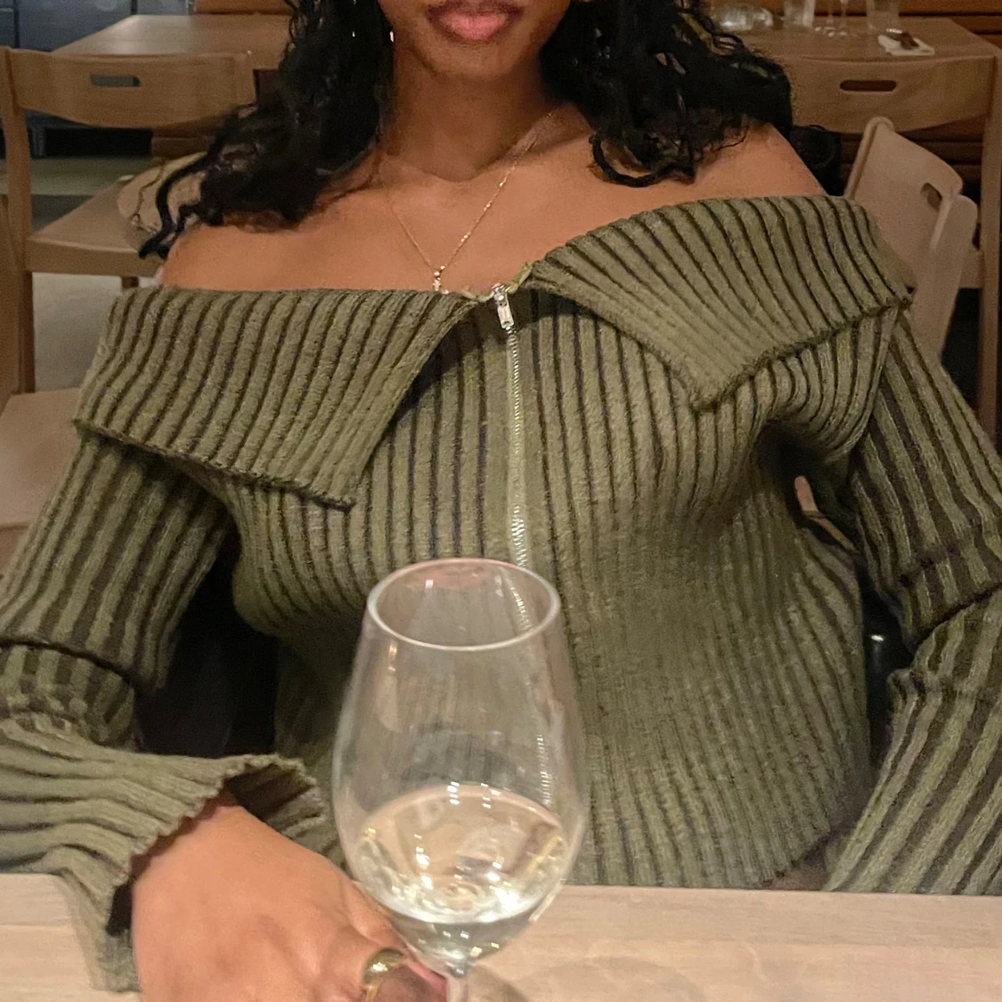 Randig offshoulder kofta i olivgrönt - 2