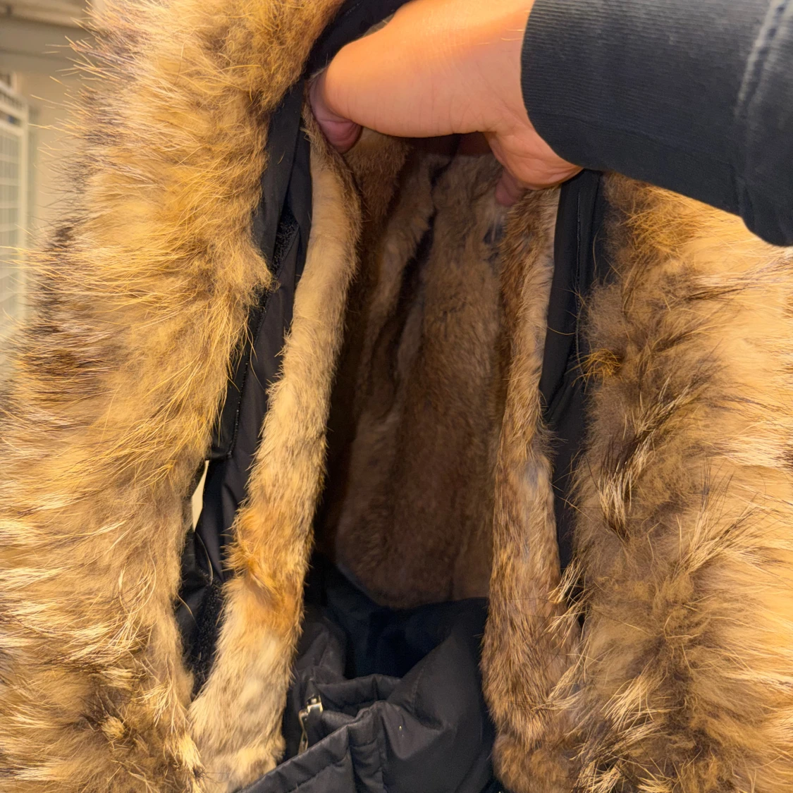 Svart dunjacka med pälsluva - 3