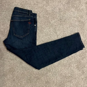 Mörkblå Diesel jeans  - Säljer dessa mörkblå Diesel jeans i slim fit i nytt skick storlek 30/32