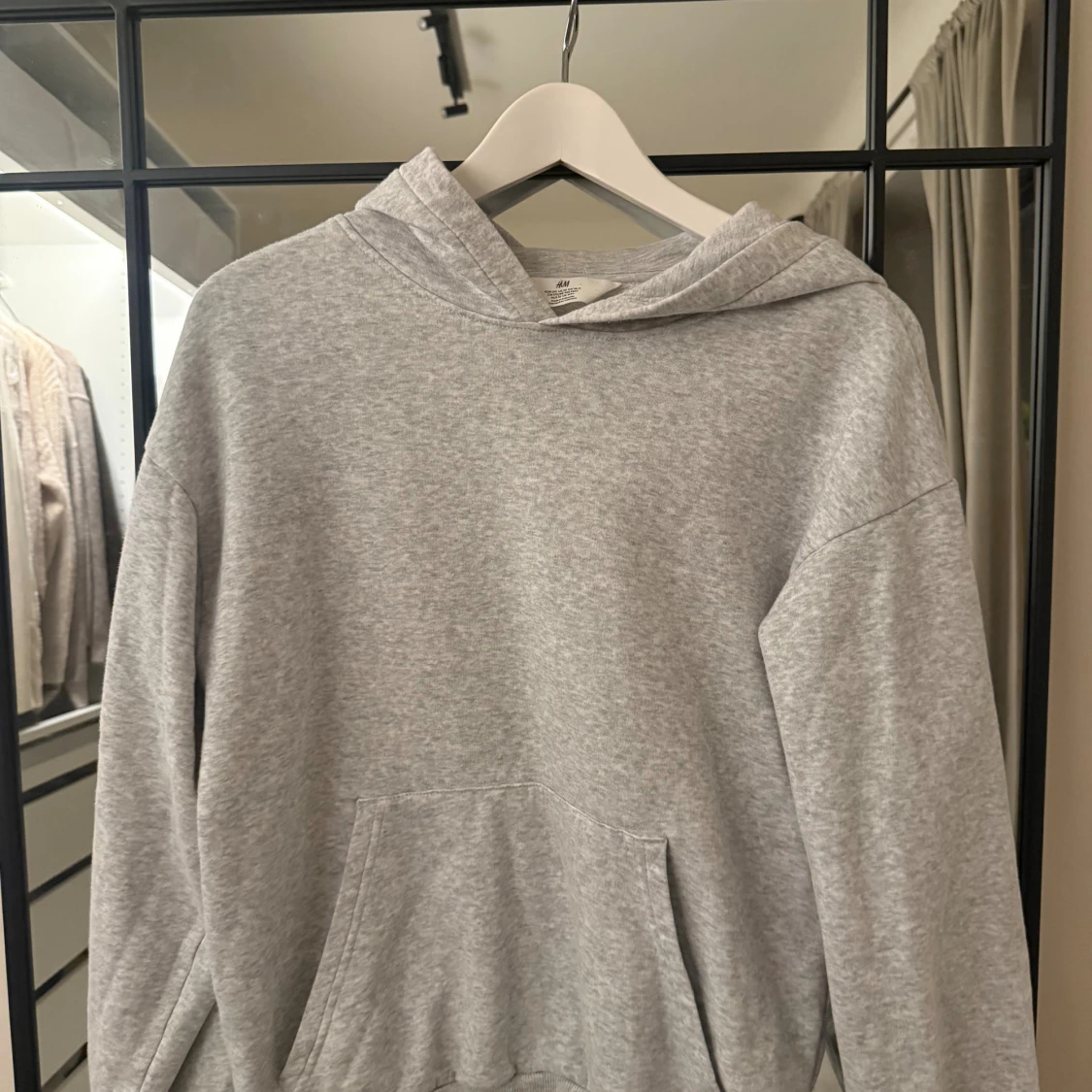 Grå hoodie från H&M med huva - 1