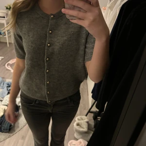 Grå stickad kofta  - Mysig grå stickad kofta! Superskön och knappt använd!!