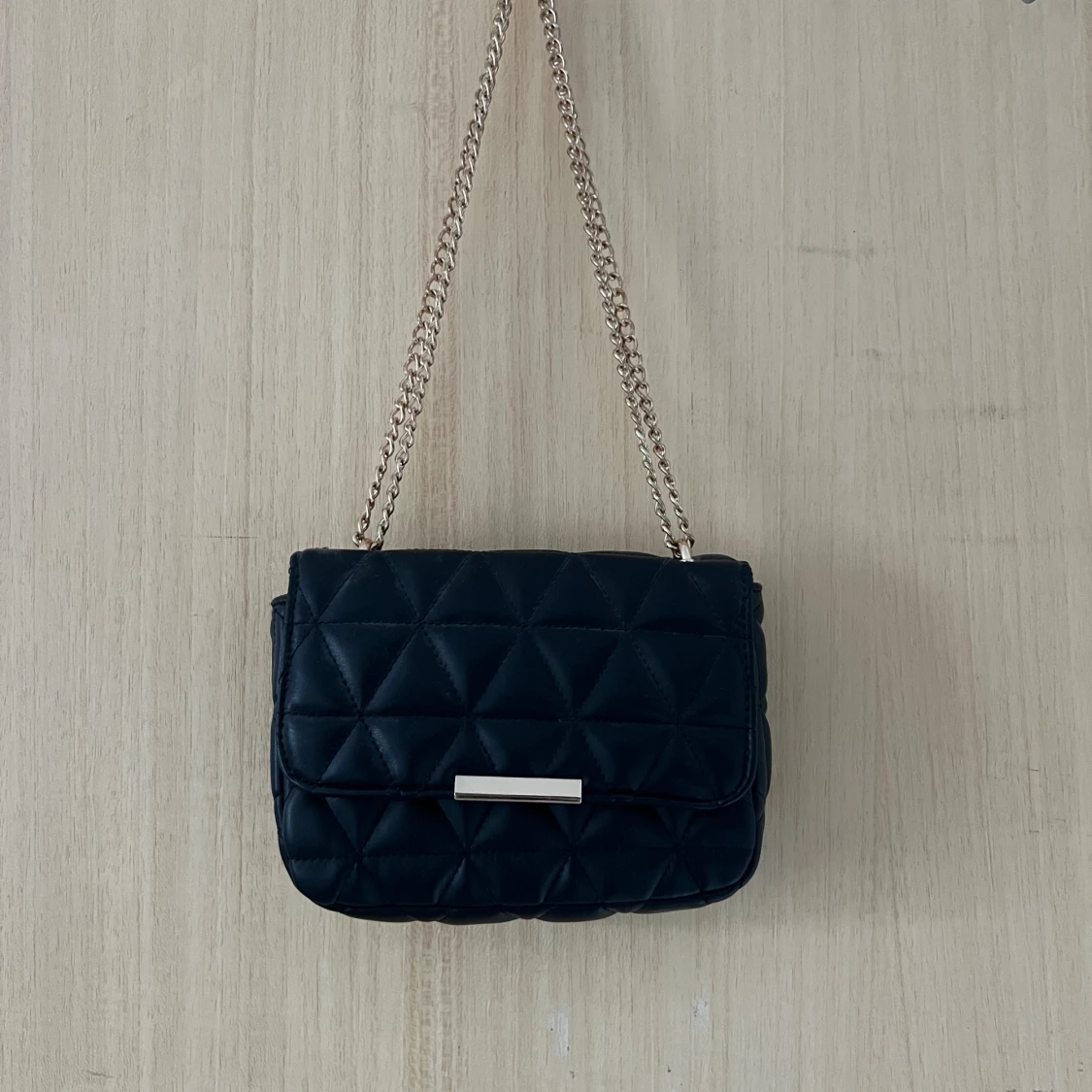 Svart axelväska med kedja