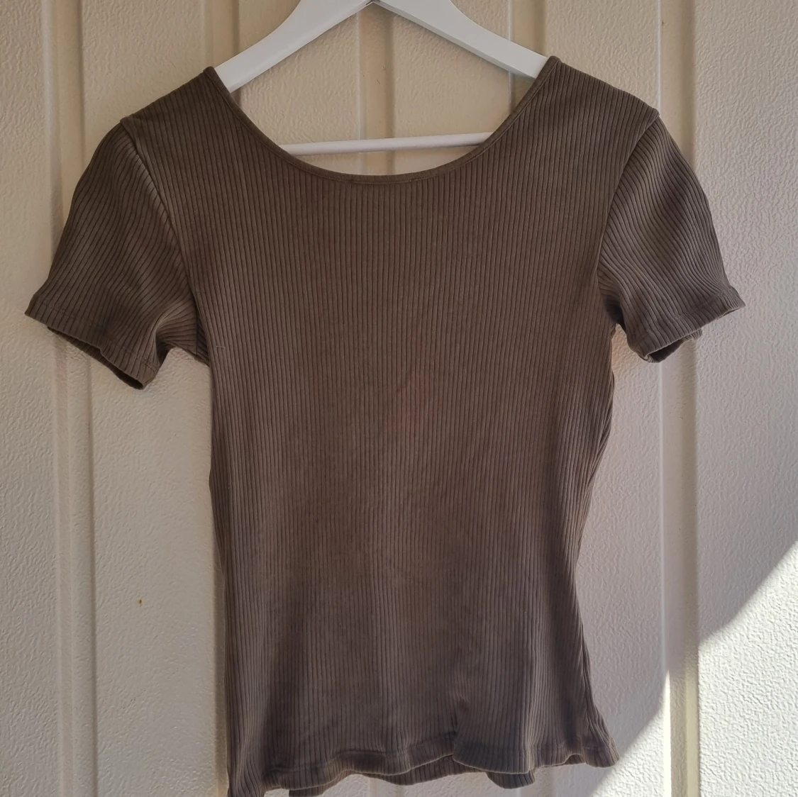 Ribbad brun topp - 1