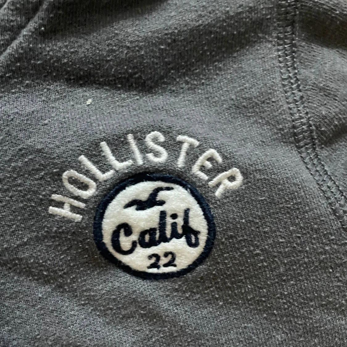 Grå hoodie från Hollister med knappar - 1