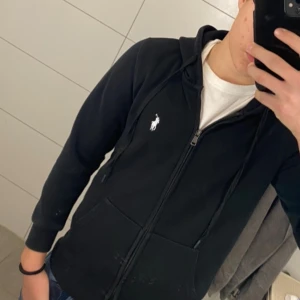 Raulph lauren full zip - ag säljer en polo raulph lauren full zip i mycket fint skick!🙌|| Modellen är 177cm😁|| Kontakta mig om fler frågor😉||